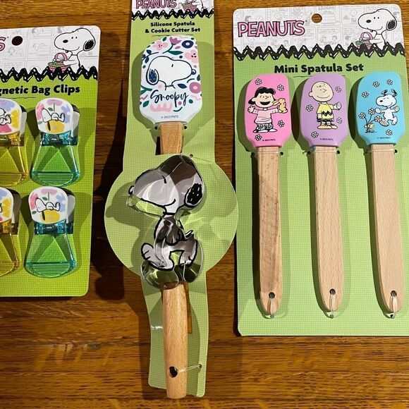 Peanuts Snoopy Spring Bag Clips, Spatulas and Cookie Cutter Set of 11 NWT - Picture 3 of 6
